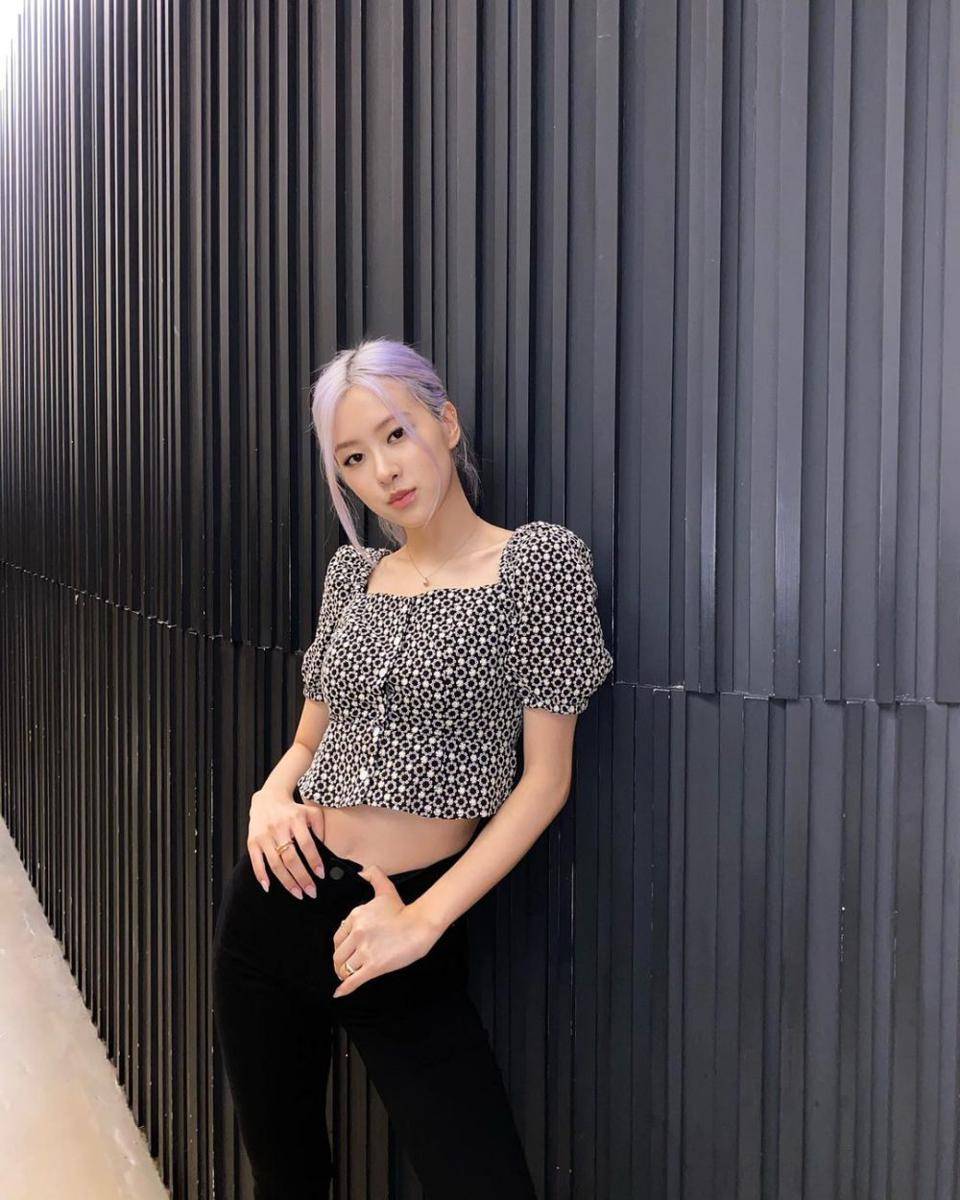 ide mix and match celana hitam ala Rose BLACKPINK (instagram.com/roses_are_rosie)
