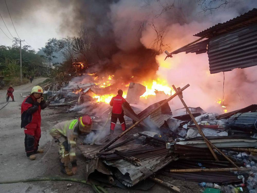 Tiga Gudang dekat SPBU di Kota Cimahi Ludes Terbakar