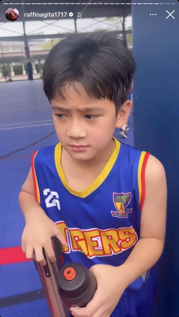 potret Raffi-Nagita dukung Rafathar tanding basket usai liburan di Spanyol (Instagram.com/raffinagita1717)