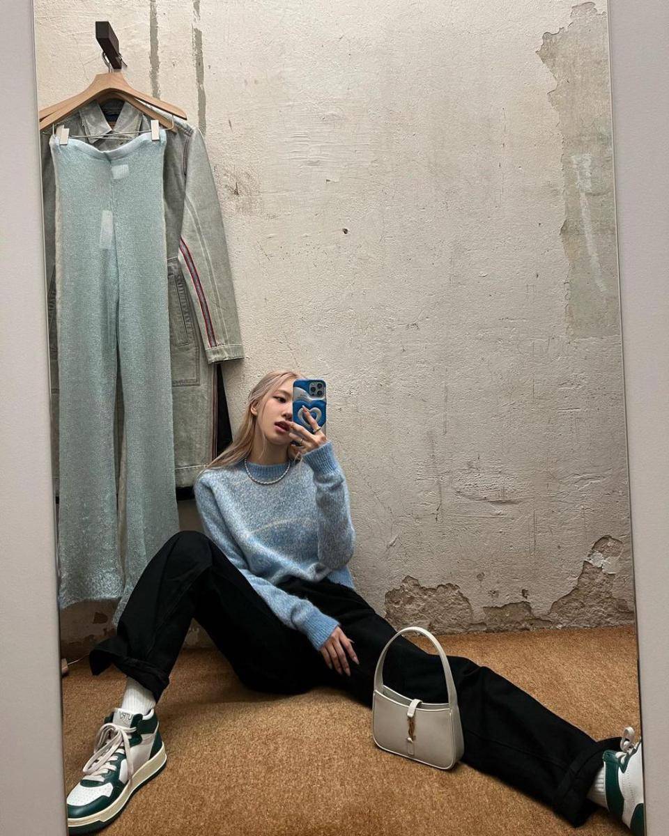 ide mix and match celana hitam ala Rose BLACKPINK (instagram.com/roses_are_rosie)