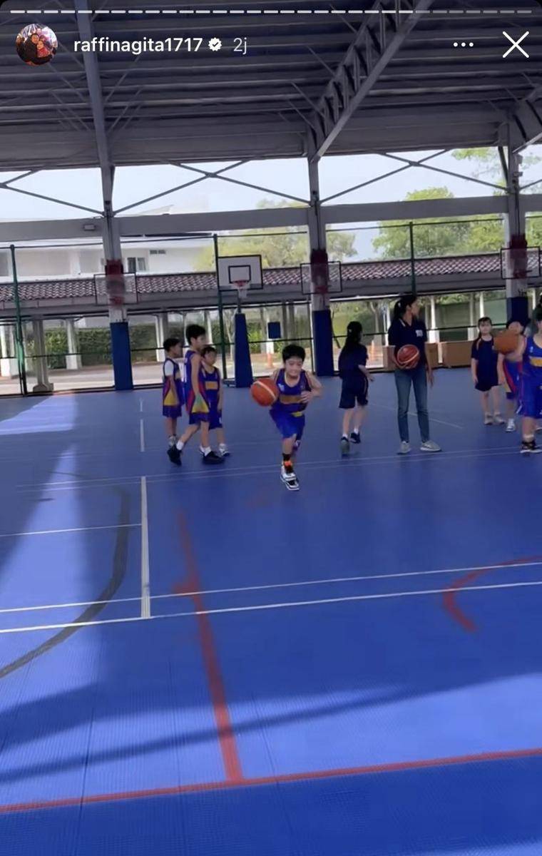 potret Raffi-Nagita dukung Rafathar tanding basket usai liburan di Spanyol (Instagram.com/raffinagita1717)