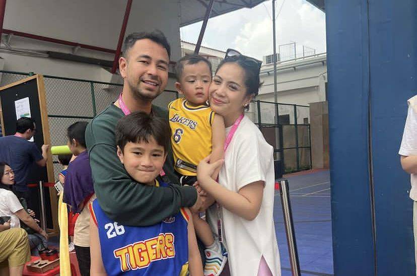 Meski baru pulang dari Spanyol, Raffi Ahmad dan Nagita Slavina tetap bersemangat untuk mendukung dan menyaksikan pertandingan basket putra mereka. Salut!