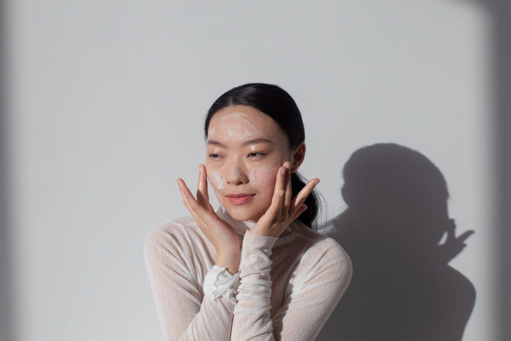 ilustrasi wanita menggunakan sunscreen (freepik.com/Freepik)
