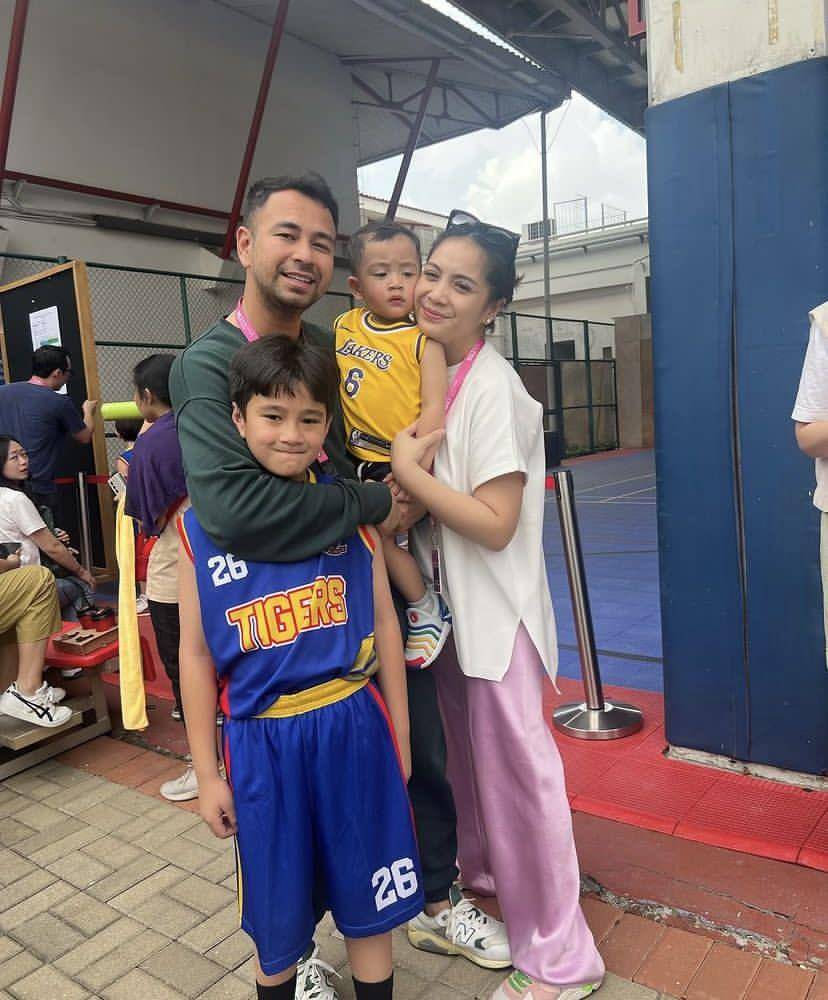 potret Raffi-Nagita dukung Rafathar tanding basket usai liburan di Spanyol (Instagram.com/raffinagita1717)