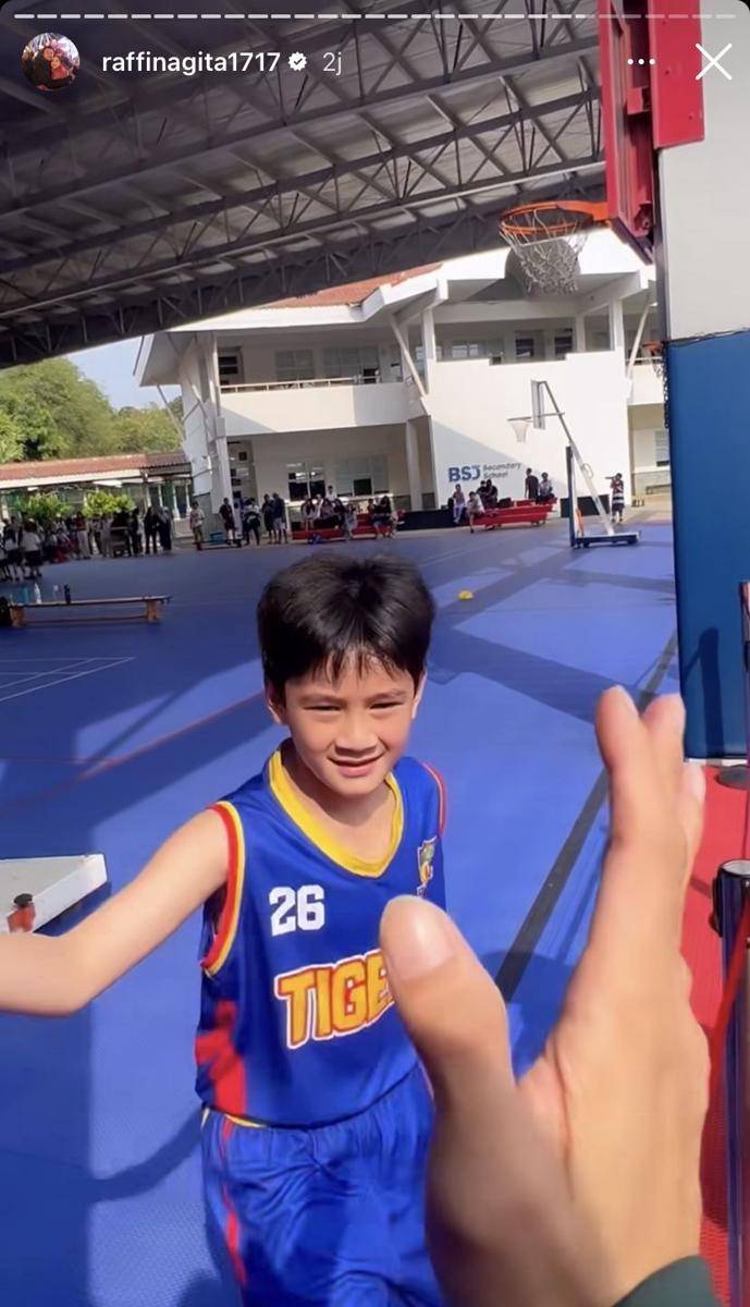 potret Raffi-Nagita dukung Rafathar tanding basket usai liburan di Spanyol (Instagram.com/raffinagita1717)
