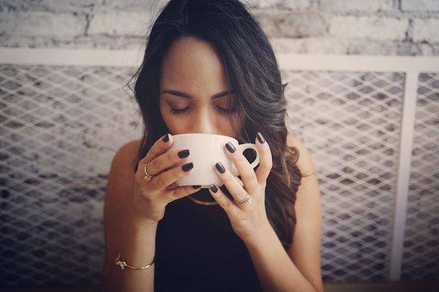 ilustrasi minum teh (unsplash.com/Drew Coffman)