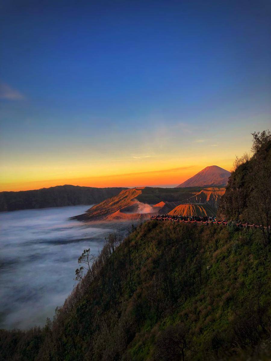golden sunrise di Gunung Bromo (unsplash.com/dsaputrarizky)