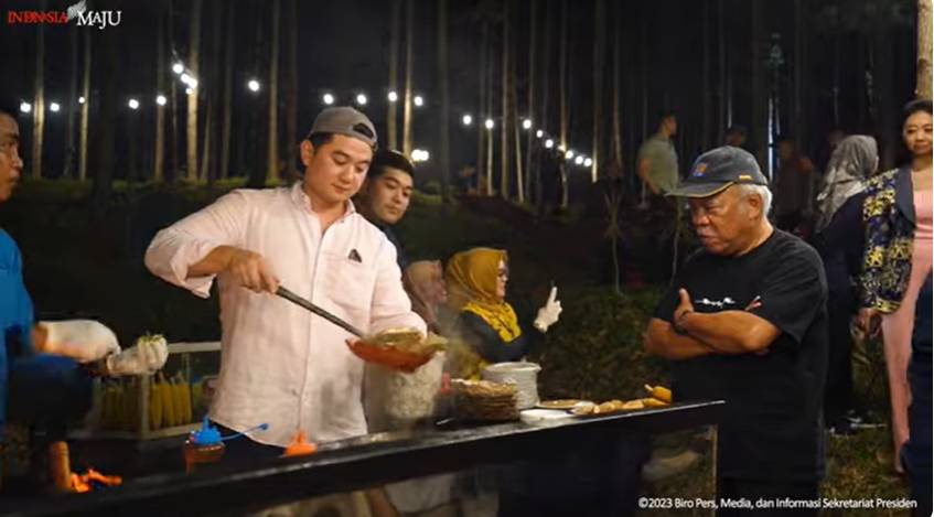 Chef Arnold Purnomo memasak di Ibu Kota Nusantara, Jumat (22/9/2023). Akun YouTube Sekretariat Presiden