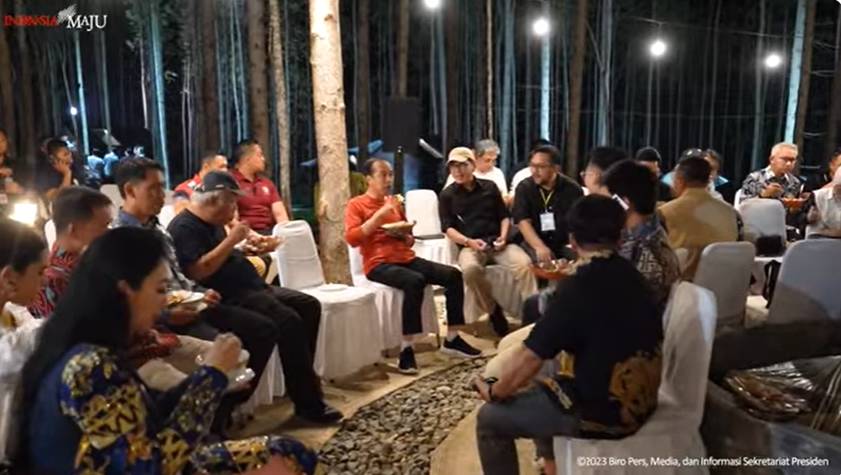 Presiden Joko "Jokowi" Widodo menikmati malam bersama para selebriti di Ibu Kota Nusantara pada Jumat 22 September 2023. Akun YouTube Sekretariat Presiden