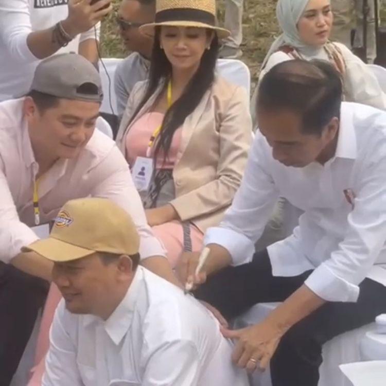 Momen Jokowi Sematkan Tanda Tangan pada Kemeja Cak Lontong di IKN