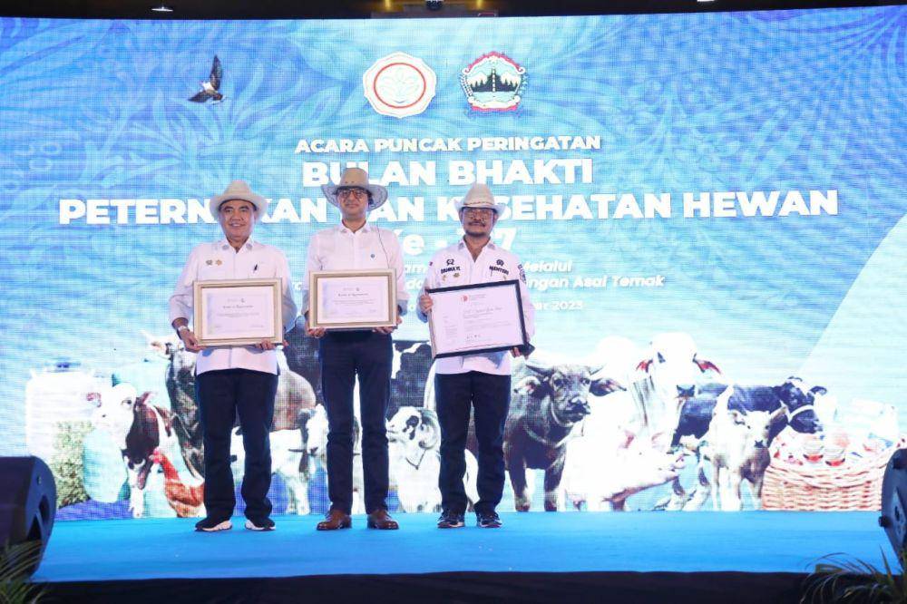 Kinerja Indonesia dalam pengembangan peternakan dan kesehatan hewan memperoleh penghargaan dari Badan Pangan Dunia (Food and Agriculture Organization/FAO) dan Badan Kesehatan Hewan Dunia (World Organisation for Animal Health/WOAH). (Dok. Kementan)