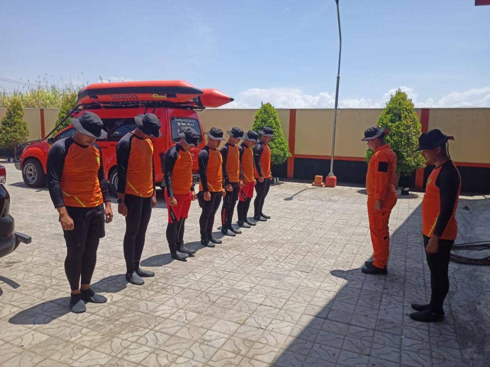 Sejumlah personel SAR Cilacap mengheningkan cipta sejenak sebelum memulai proses pencarian dan pertolongan terhadap seorang pelajar yang tenggelam di Pantai Cemara Sewu, Kabupaten Kebumen. (IDN Times/Dok Humas Basarnas Cilacap)