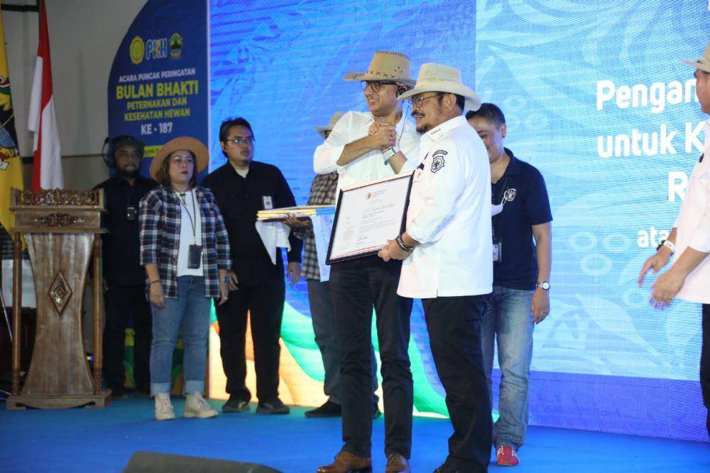 Kinerja Indonesia dalam pengembangan peternakan dan kesehatan hewan memperoleh penghargaan dari Badan Pangan Dunia (Food and Agriculture Organization/FAO) dan Badan Kesehatan Hewan Dunia (World Organisation for Animal Health/WOAH). (Dok. Kementan)