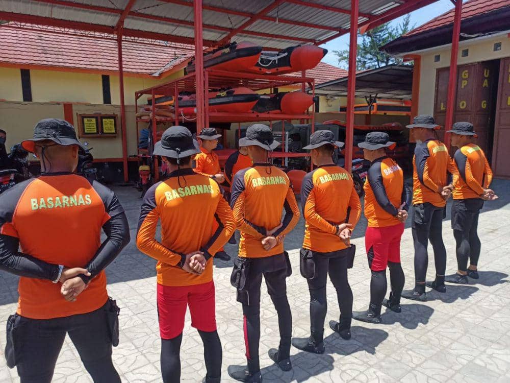 Personel SAR gabungan dari Cilacap bergerak ke Pantai Cemara Sewu untuk mencari pelajar yang tenggelam. (IDN Times/Dok Humas Basarnas Cilacap)