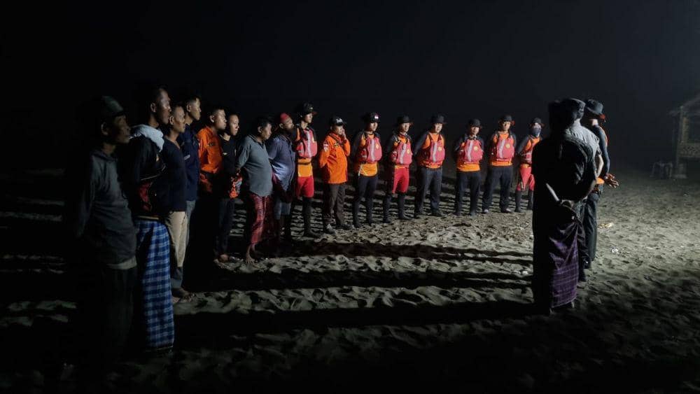 Sejumlah relawan gabungan SAR Cilacap bersama potensi SAR dan warga lokal saat briefing sebelum mencari keberadaan seorang nelayan yang terseret ombak Pantai Silumut, Kecamatan Puring, Kabupaten Kebumen. (IDN Times/Dok Humas Basarnas Cilacap)