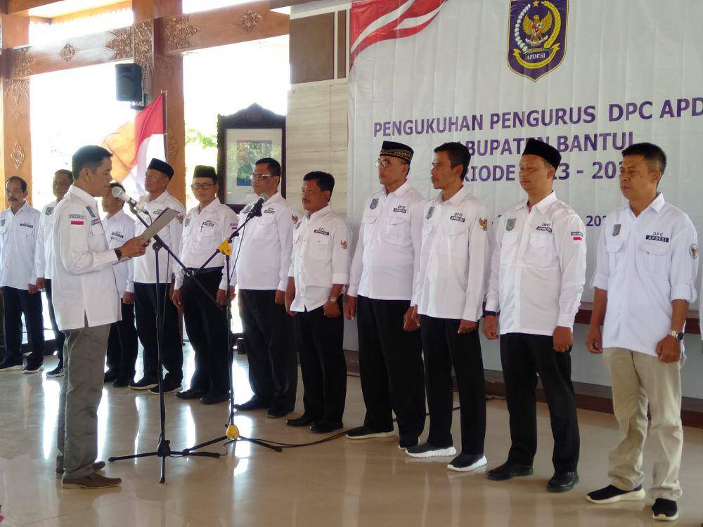 Ketua APDESI DIY, Rustam Fatoni kukuhkan pengurus DPC APDESI Bantul 2023-2028.(IDN Times/Daruwaskita)