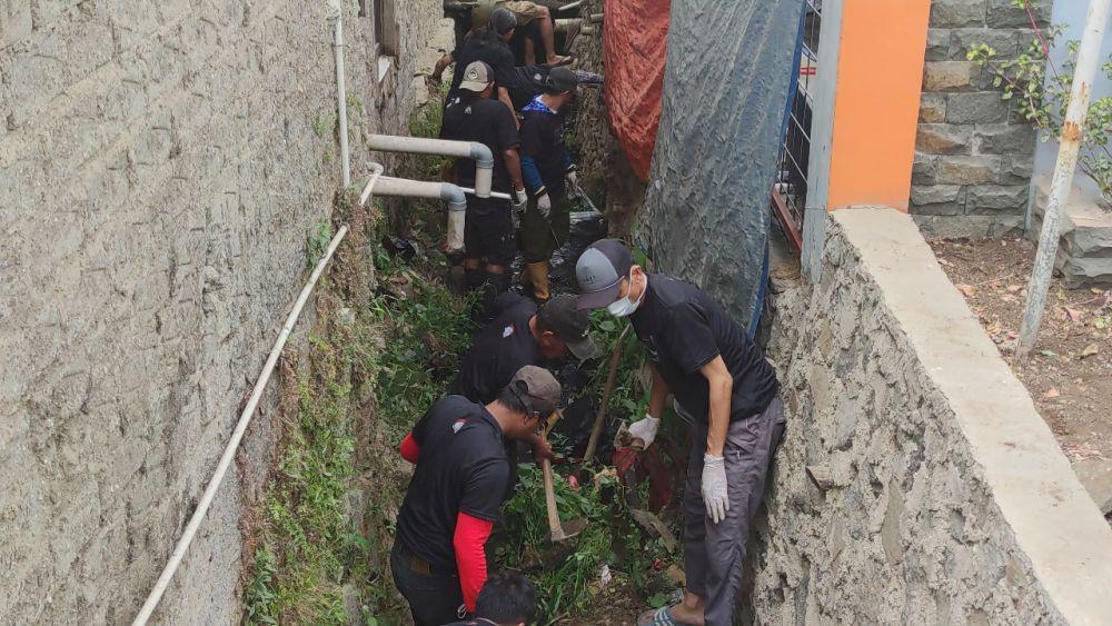 Antisipasi Banjir, Warga KBB Gotongroyong Bersihkan Lingkungan