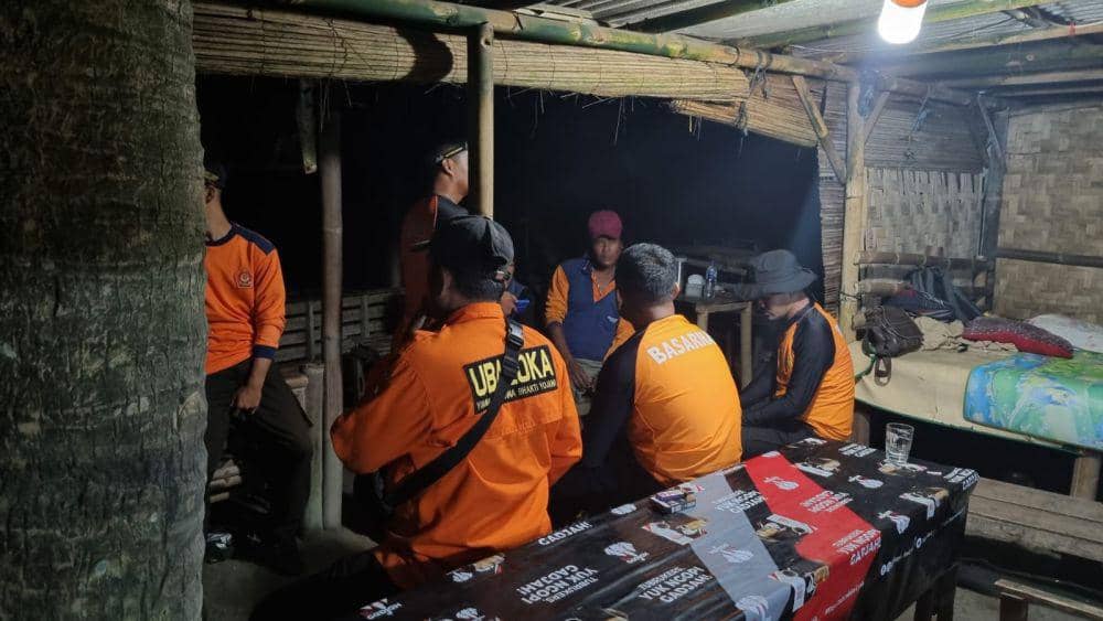 Ada Ubaloka, warga lokal Kecamatan Puring Kebumen, personel SAR Cilacap, relawan dan potensi SAR yang turut terlibat pencarian terhadap nelayan yang tenggelam. (IDN Times/Dok Humas Basarnas Cilacap)