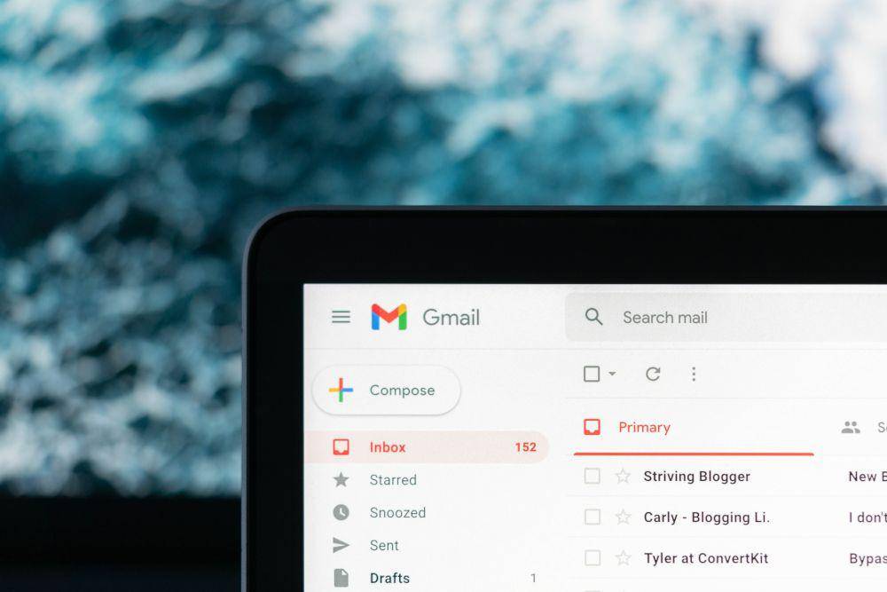 ilustrasi email (Unsplash/Justin Morgan)