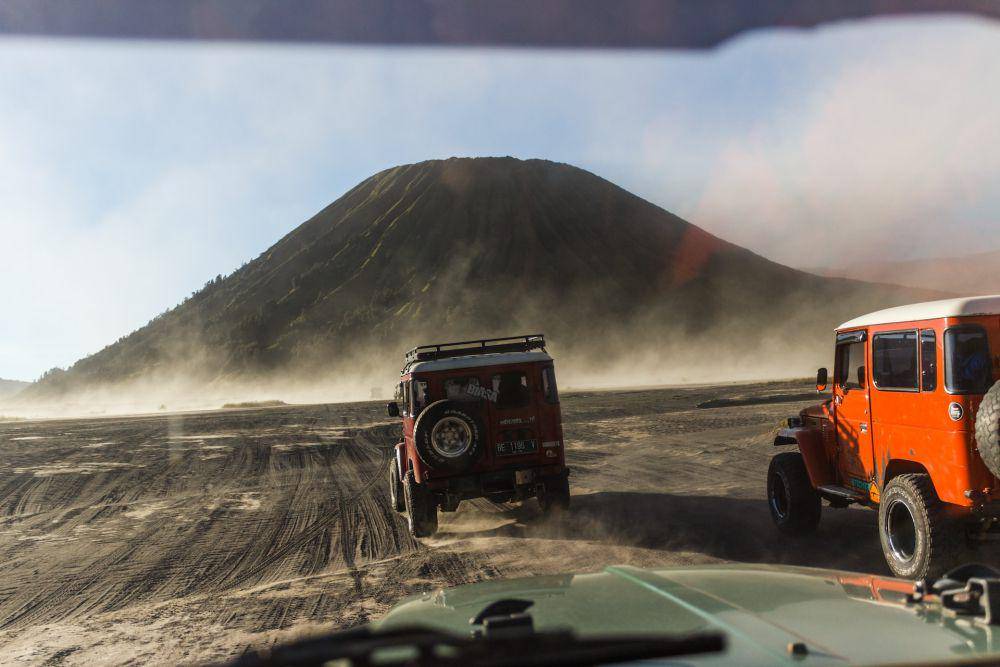 naik mobil jip di Gunung Bromo (unsplash.com/Levi Ari Pronk)