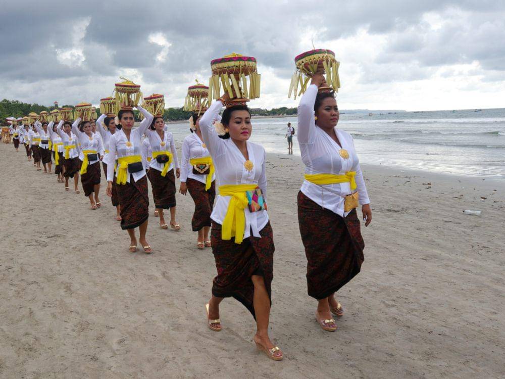 Masyarakat Bali yang melakukan Melasti di Pantai Kuta (Dok.Pribadi/Natalia Indah)