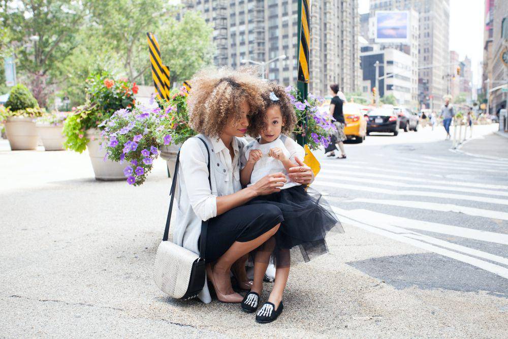 ilustrasi ibu dan anak (unsplash.com/Sai De Silva)