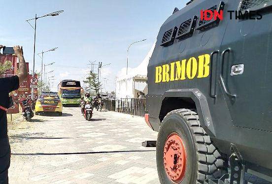 Mobil rantis mengawal tim Arema FC tiba di GBT, Sabtu (23/9/2023). (IDN Times/Khusnul Hasana).