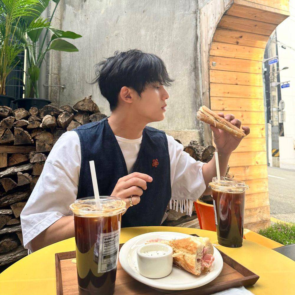 Mingyu di Sumokumto Cafe (instagram.com/min9yu_k)