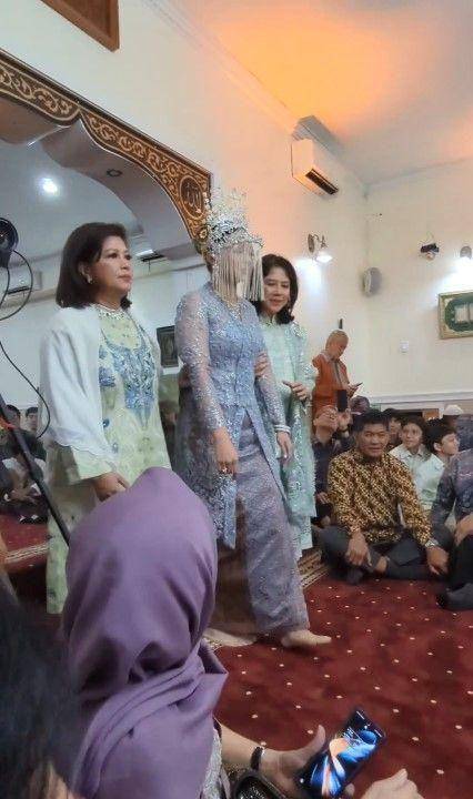 Busana dan makeup Atheera Uno (instagram.com/nurasiauno)