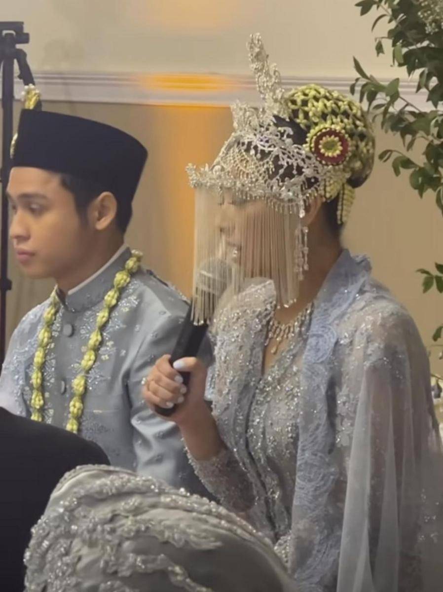 Busana dan makeup Atheera Uno (instagram.com/2gek_ayuhenirosan)