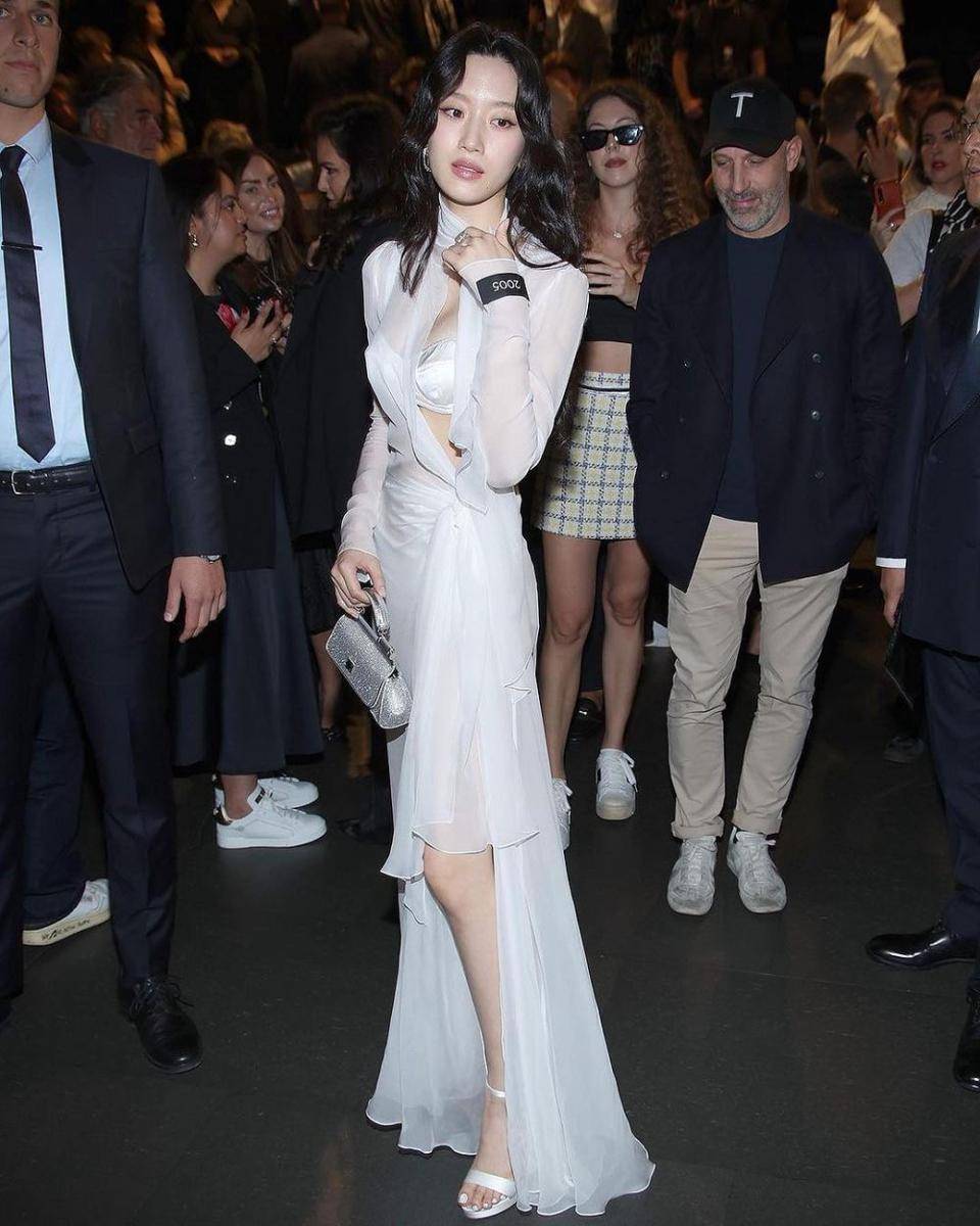 Moon Ga Young di acara Dolce Gabbana SS24 (instagram.com/harpersbazaarsg)
