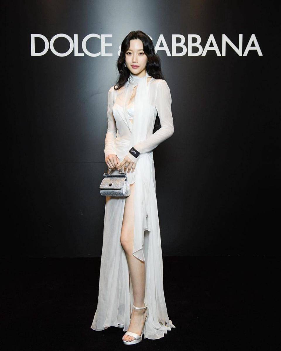 Moon Ga Young di acara Dolce Gabbana SS24 (instagram.com/ellevietnam)