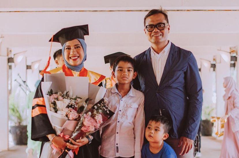 Lulus S2, 7 Potret Wisuda Tetta Valentina Istri Soleh Solihun