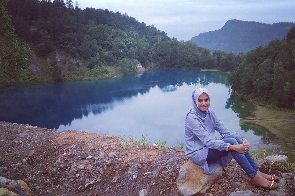 gambar seorang wanita sedang berpose di area tambang batubara ombilin (instagram.com/citrahart)