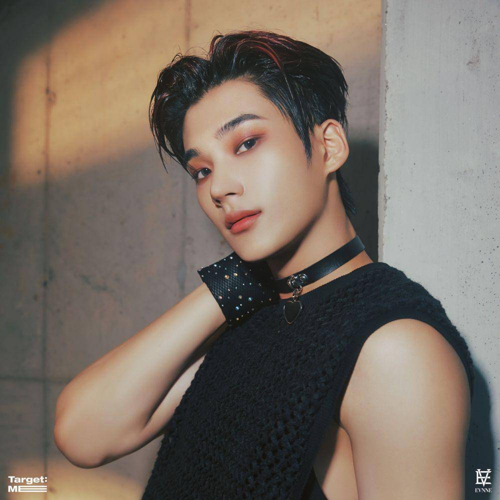 Park Han Bin dalam konsep foto Target: Me (twitter.com/EVNNE_official)