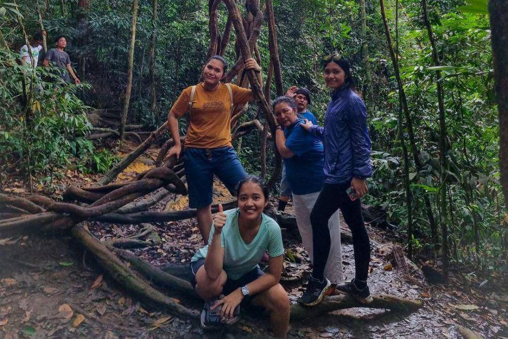 gambar keluarga sedang berpose di gunung leuseur yang merupakan area hutan hujan (instagram.com/ttina.bethsa)