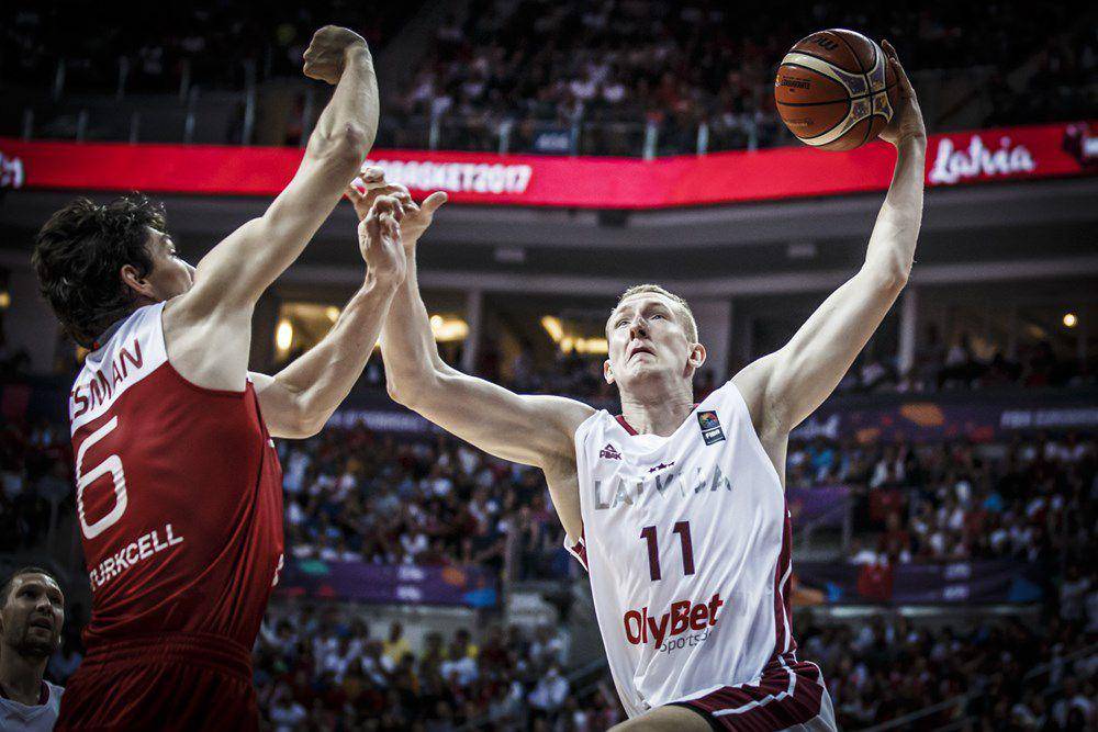 Rolands Smits (kanan) (fiba.basketball)