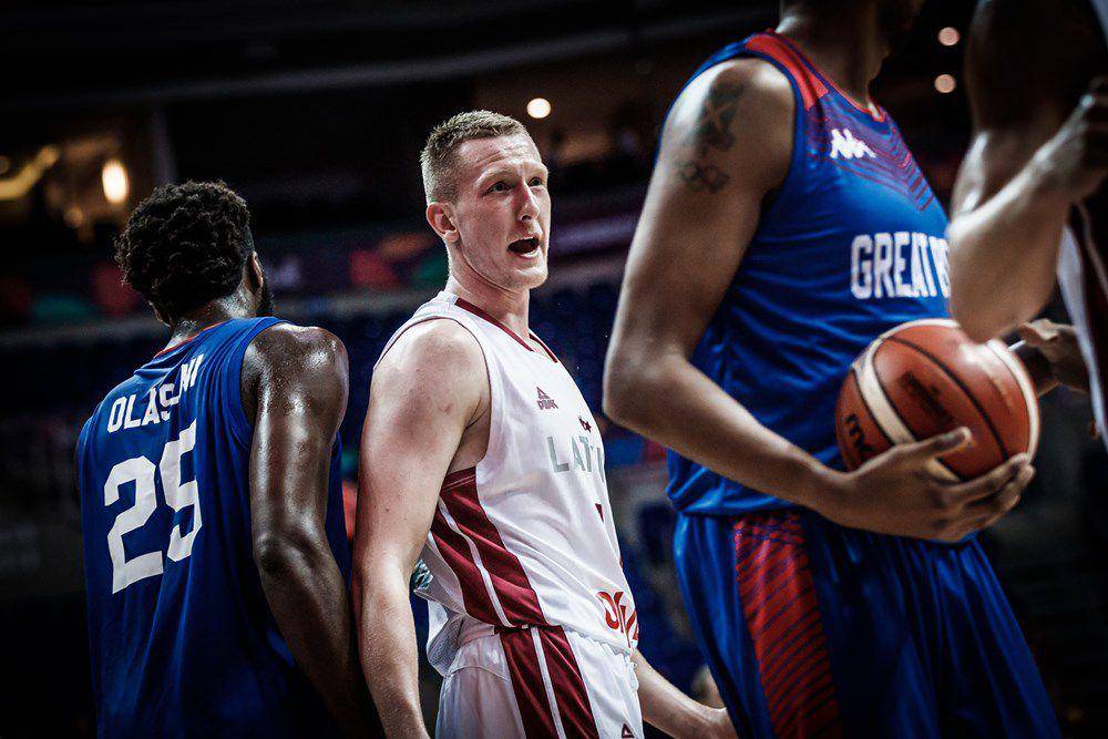 Rolands Smits (tengah) (fiba.basketball)