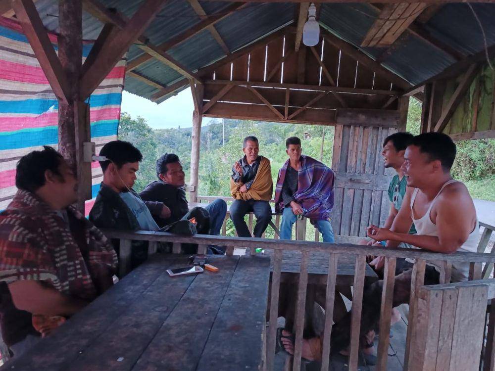 Yudha Pohan saat berdialog dengan masyarakat desa Bulu Mario soal orangutan Tapanuli (dok.Istimewa)