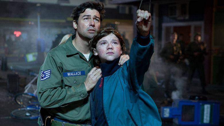 Kyle Chandler dan Joel Courtney dalam film Super 8. (dok. Paramount Pictures/Super 8)