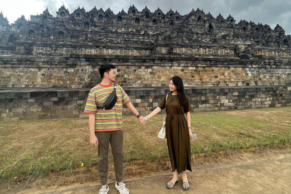 gambar sepasang kekasih sedang berpose di area candi borobudur (instagram.com/regitazwinda)
