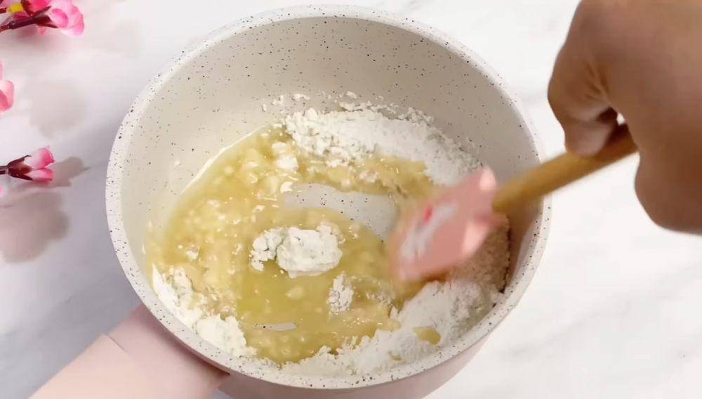 ilustrasi membuat adonan pandan castella cake (YouTube.com/Chalistaa Kitchen)