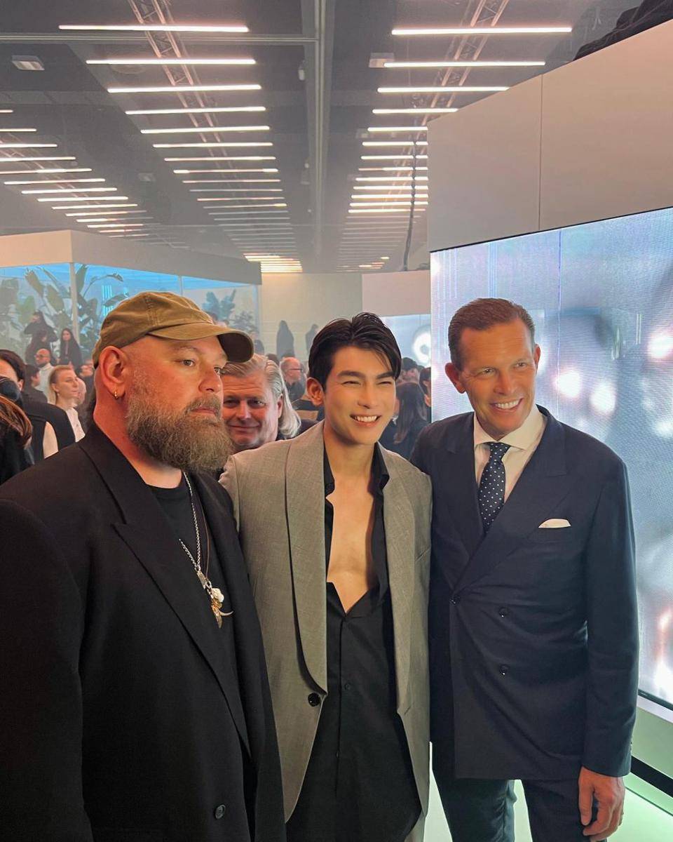Mew Supassit hadiri fashion show koleksi terbaru BOSS (instagram.com/mewsuppasit)