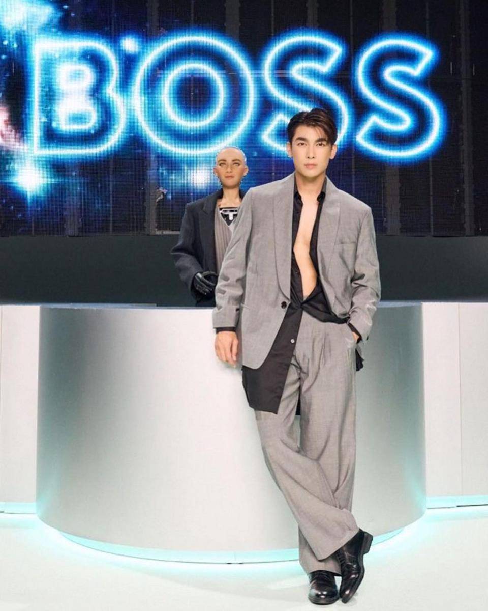Mew Supassit hadiri fashion show koleksi terbaru BOSS (instagram.com/mewsuppasit)