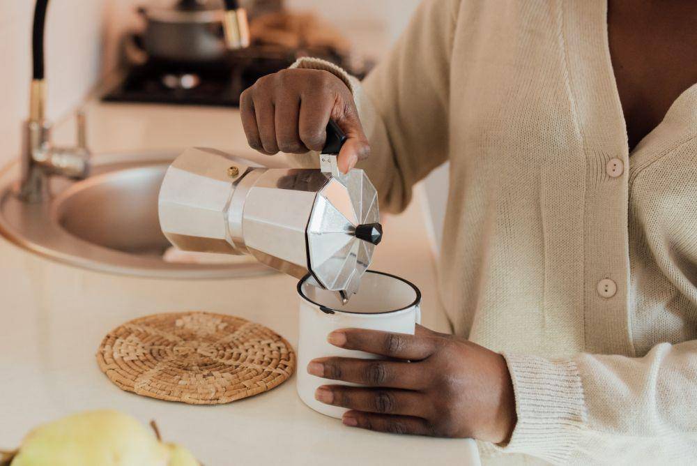 ilustrasi stainless teapot (pexels.com/Arina Krasnikova)