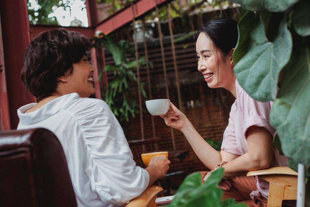 ilustrasi seseorang melakukan eye contact (pexels.com/Sam Lion)
