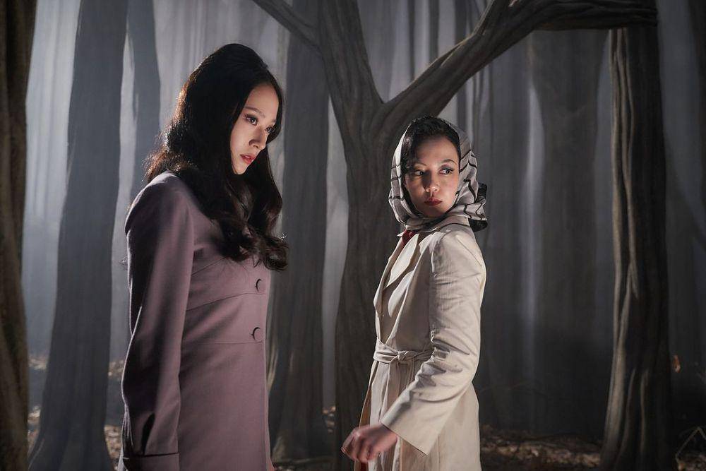 cuplikan Krystal dan Lim Soo Jung di film Cobweb (instagram.com/barunsonena.contents)