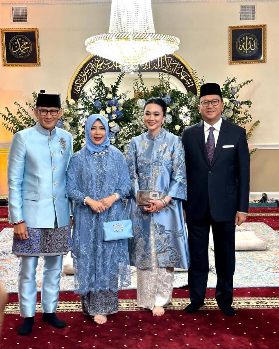 Rosan Roeslani dan istri di akad nikah Atheera Uno. (Instagram.com/rosanroeslani)