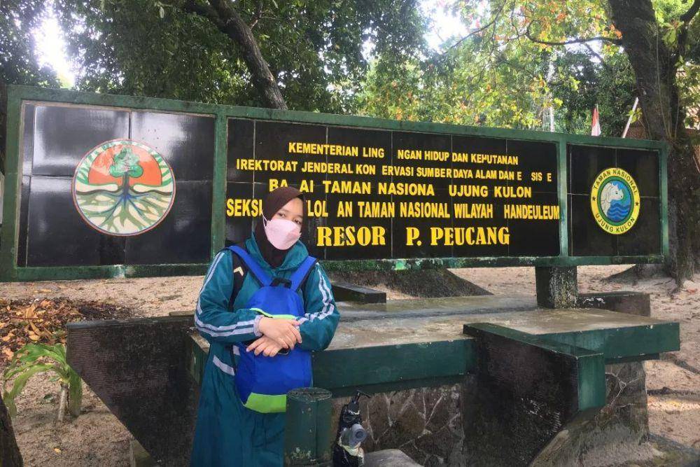 gambar seorang wanita sedang berpose di area taman nasional ujung kulon (instagram.com/sasanoviana)