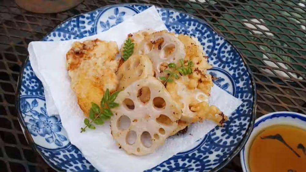 ilustrasi tempura akar teratai (youtube.com/Mika and Sam)